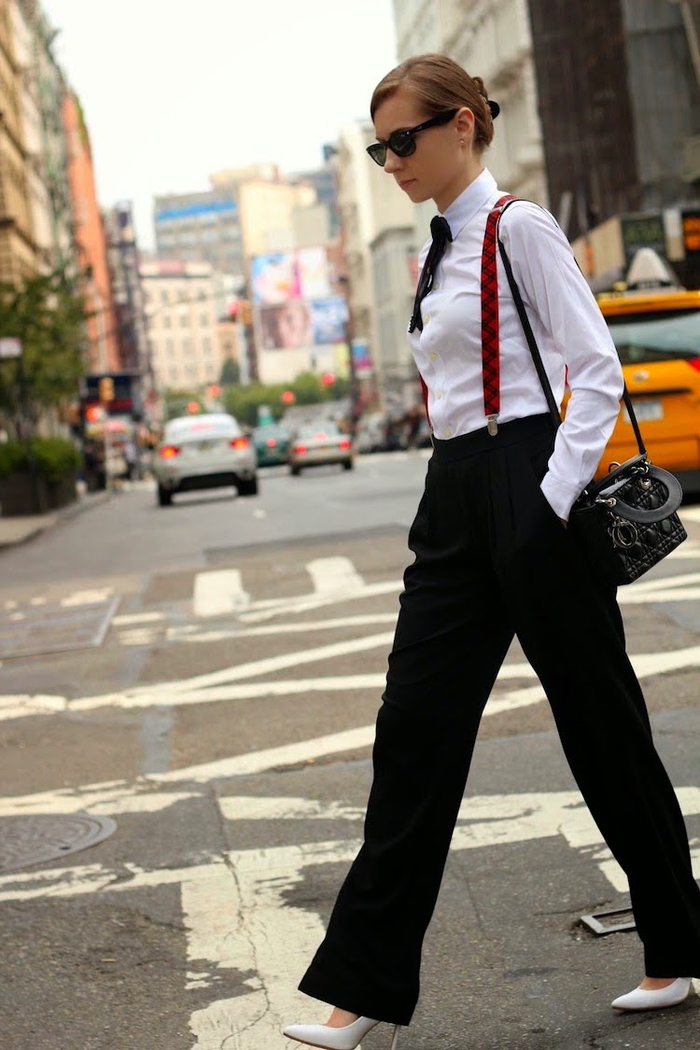 look chic et sérieux avec un smoking femme porté avec des bretelles pour un style encore 