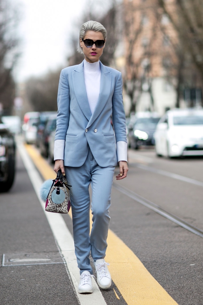 idée pour une tenue classe femme en tailleur bleu gris combiné avec un pull à col roulé blanc et des baskets blancs