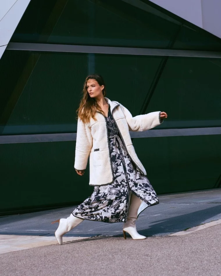 comment porter une robe longue en hiver manteau blanc