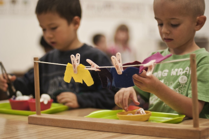activité montessori de la vie pratique, apprendre comment tindre le linge, bricolage simple enfant avec materiel montessori