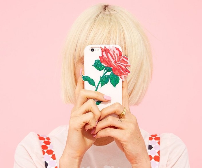 coque smartphone blanche décorée d une rose, idée de cadeau pour sa meilleure amie ou pour sa copine
