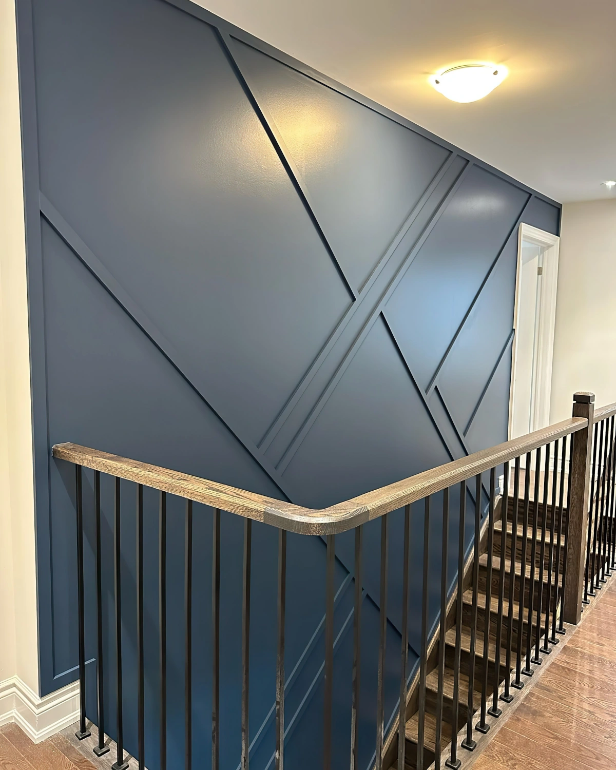 couleur escalier tendance peinture bleu fonce moulure fausse