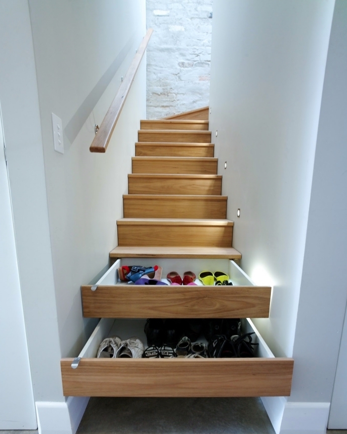 comment optimiser l'espace avec un rangement sous escalier, tiroirs modernes en bois sous l'escalier pour arranger les chaussures
