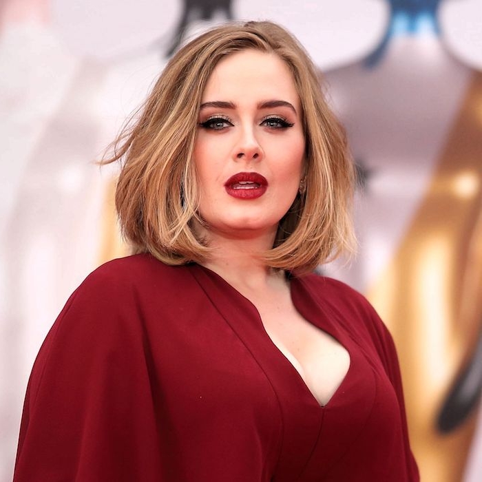 coupe-carre-version-plongeant-long-adele-cheveux-en-dégradé-lisses-rouge-a-levres-rouge-et-robe-rouge adele et sa coupe de cheveux carré plongeant lisse, robe rouge bordeaux, rouge a levres rouge