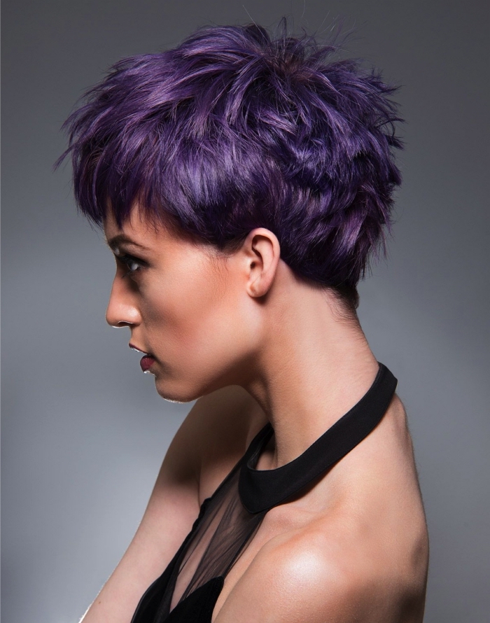 idée coloration violine sur cheveux courts, coupe moderne aux cheveux courts et frange courte de couleur violet