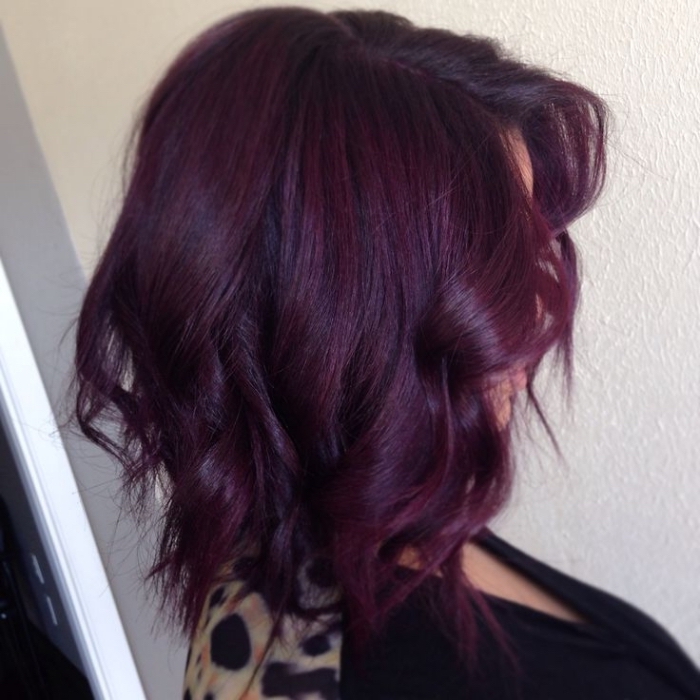 coiffure de cheveux mi-longs et bouclés, teinture tendance 2018 de nuance violet prune