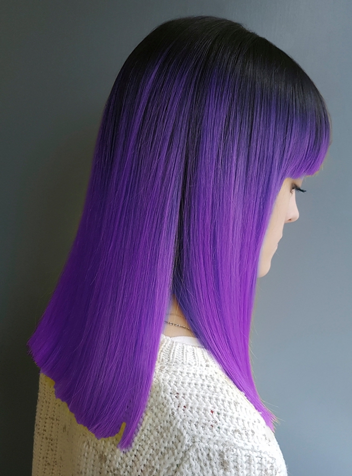 idée teinture cheveux ombré en noir et violet, coupe carré long aux racines noires avec mèches et pointes prune