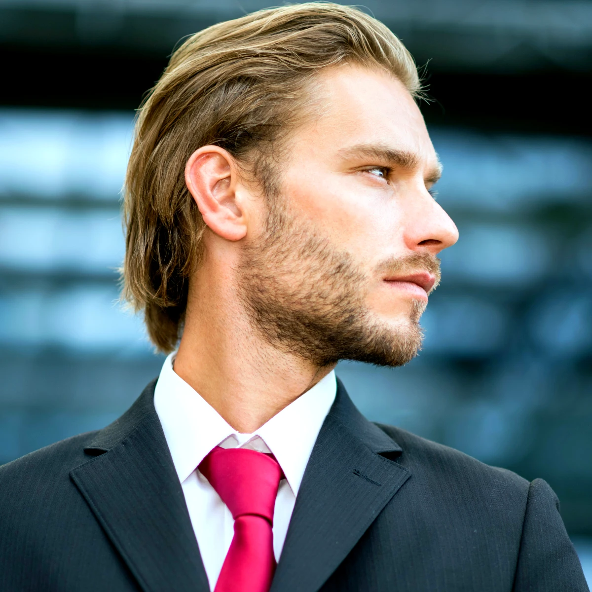 coupe en arriere homme degrade mec avec un costume et cravate rouge