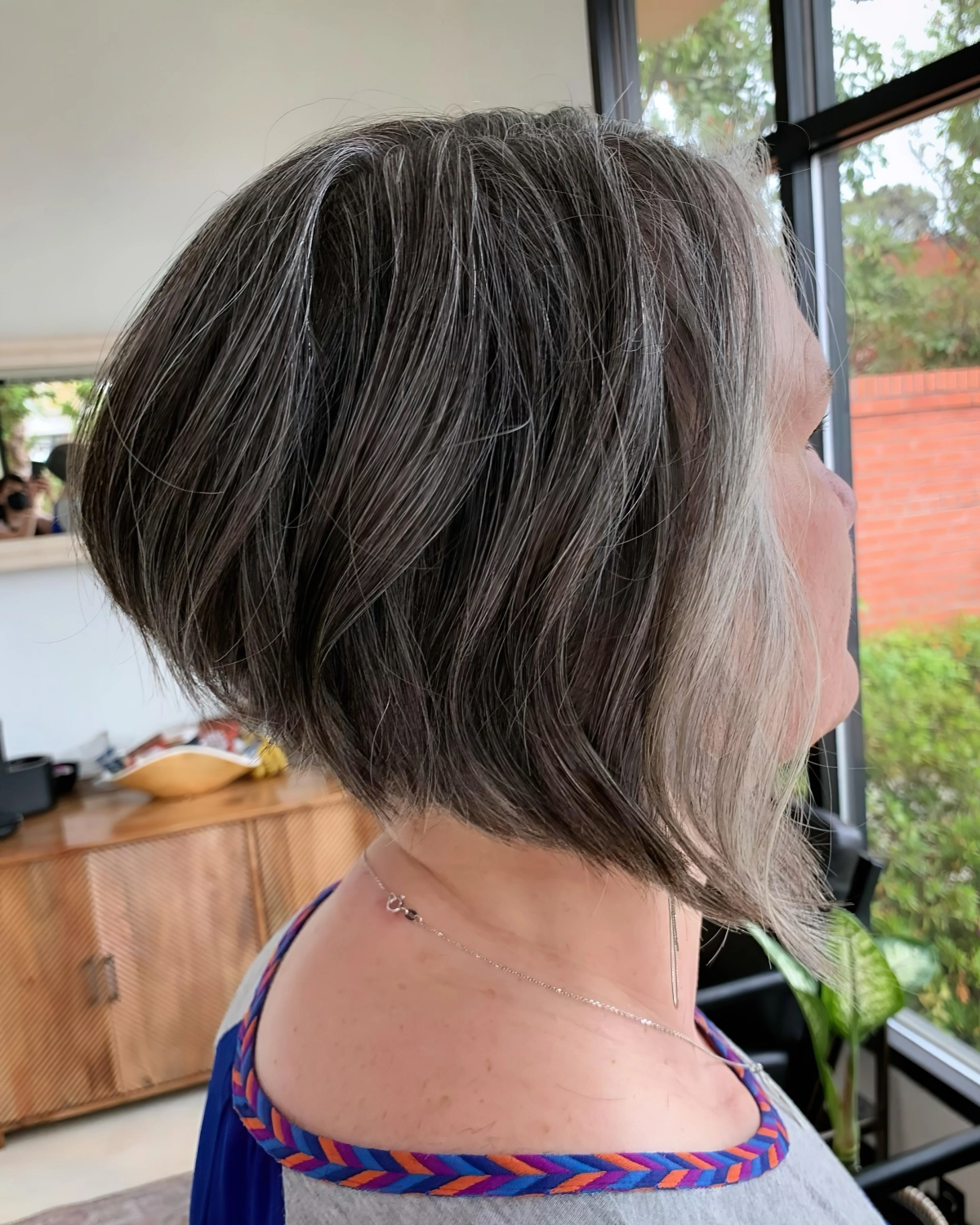 coupe femme cheveux courts 60 ans balayage naturel cheveux gris