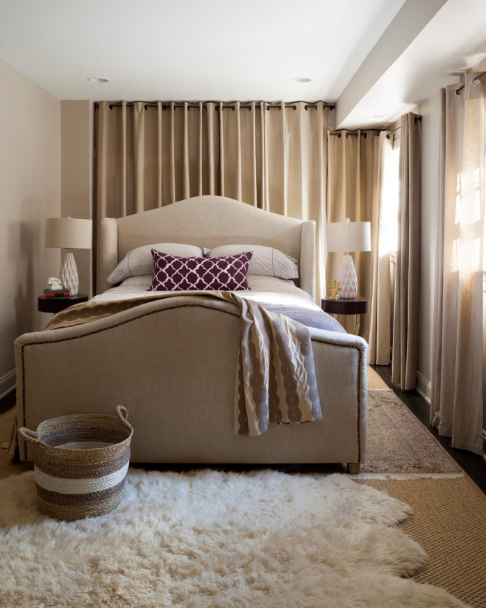 association couleur beige avec le blanc et le marron pour aménager la chambre à espace limité en style cocooning avec grand lit beige