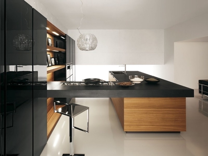 modèle de cuisine aménagée en L avec armoires à fermeture automatique, cuisine noir avec étagères en bois clair