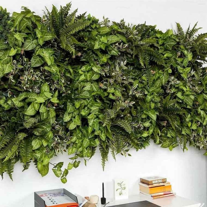design intéressant de mur végétal intérieur avec des plantes vertes, mur blanc