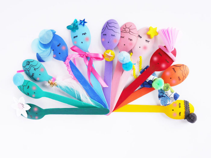 recyclage créatif de cuilleres en plastiques colorées avec des dessins de bonhommes et décorations, activite enfant 3 ans, montessori