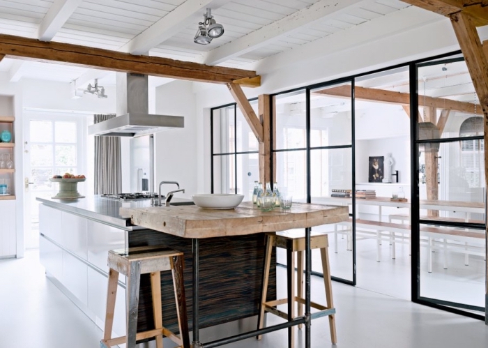 verriere interieure, cuisine blanche aménagée de style rustique avec plafond en bois blanc et bar en bois massif