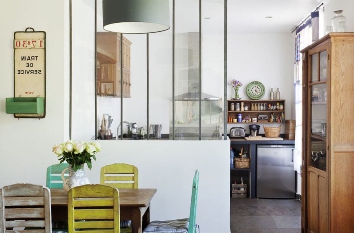 verriere atelier, déco de style campagne aux murs blancs et meubles récup de style vintage en bois et peinture verte et jaune