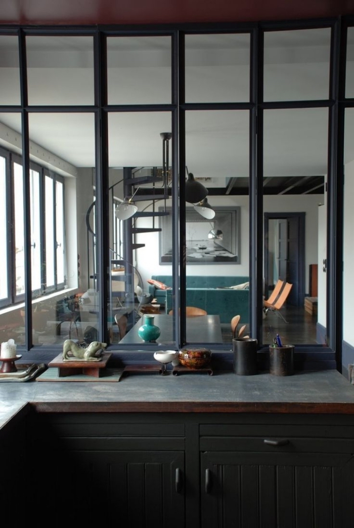 cuisine verriere, installation de séparation en verre dans la cuisine semi ouverte avec meubles en bois foncé