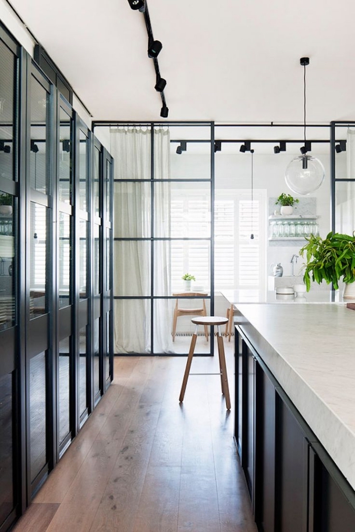 verriere interieure, aménagement de cuisine avec ilot central et cloison en verre, pièce au plafond blanc et parquet de bois