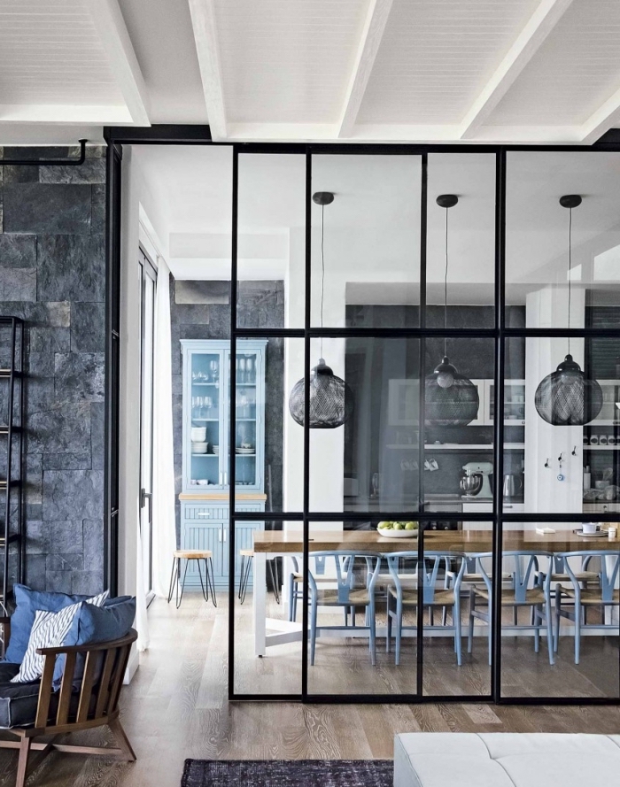 cuisine avec verrière, aménagement d'intérieur moderne avec murs blanc noir et parquet de bois clair