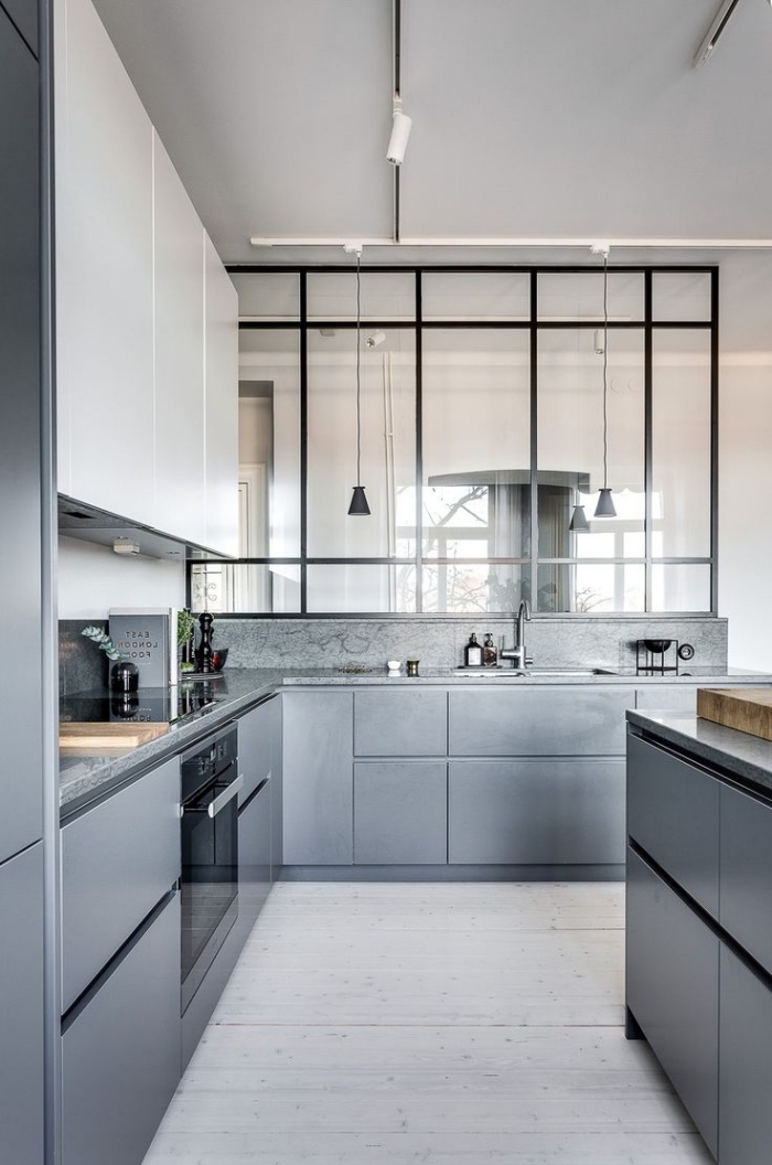 verriere interieure, comment aménager une cuisine moderne d'angle avec meubles sans poignées gris et blanc