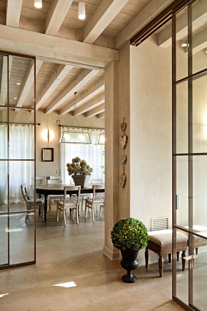 cloison atelier, déco intérieur de style campagne avec revêtement de plafond en bois blanc et murs peints en beige