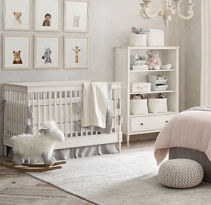 deco chambre bebe garcon, tabouret tricoté gris, étagère blanche, lit bébé, plafonnier baroque