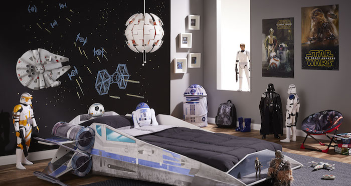 idée de déco chambre ado garçon, lit et décoration star wars, mur en peinture ardoise avec des dessins cosmiques