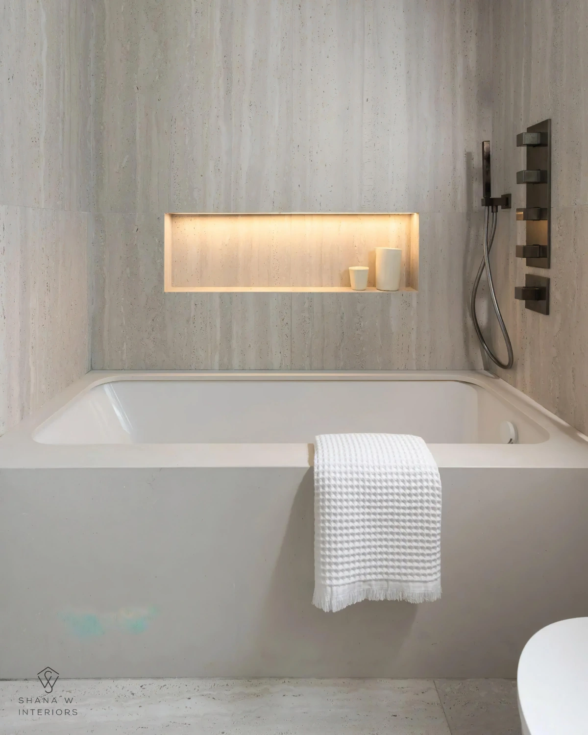 deco salle de bain nature materiaux pierre niche eclairage carrelage