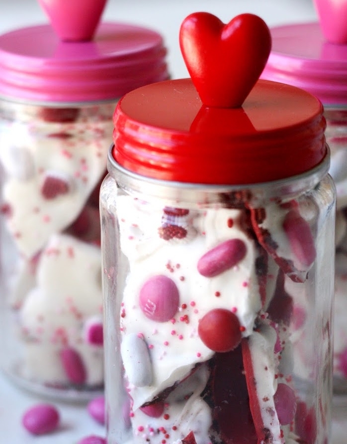 des chocolat aux bonbons mm dans un pot en verre au couvercle rouge décoré d un coeur, idée cadeau st valentin