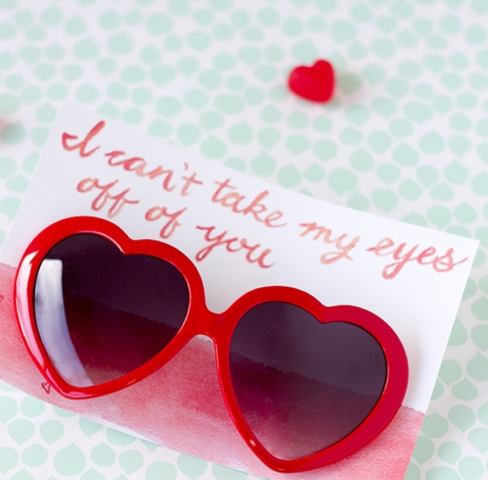 lunettes de soleil avec encadrement rouge en forme de coeur, idee cadeau saint valentin original accompagné d un petit mot
