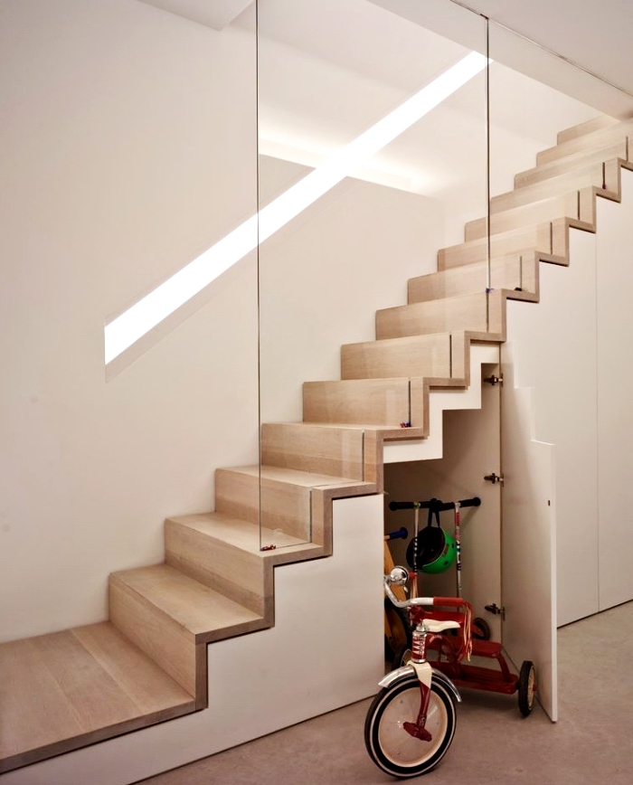 déco stylé avec escalier en bois et verre, comment faire un amenagement sous pente pour optimiser l'espace sous l'escalier
