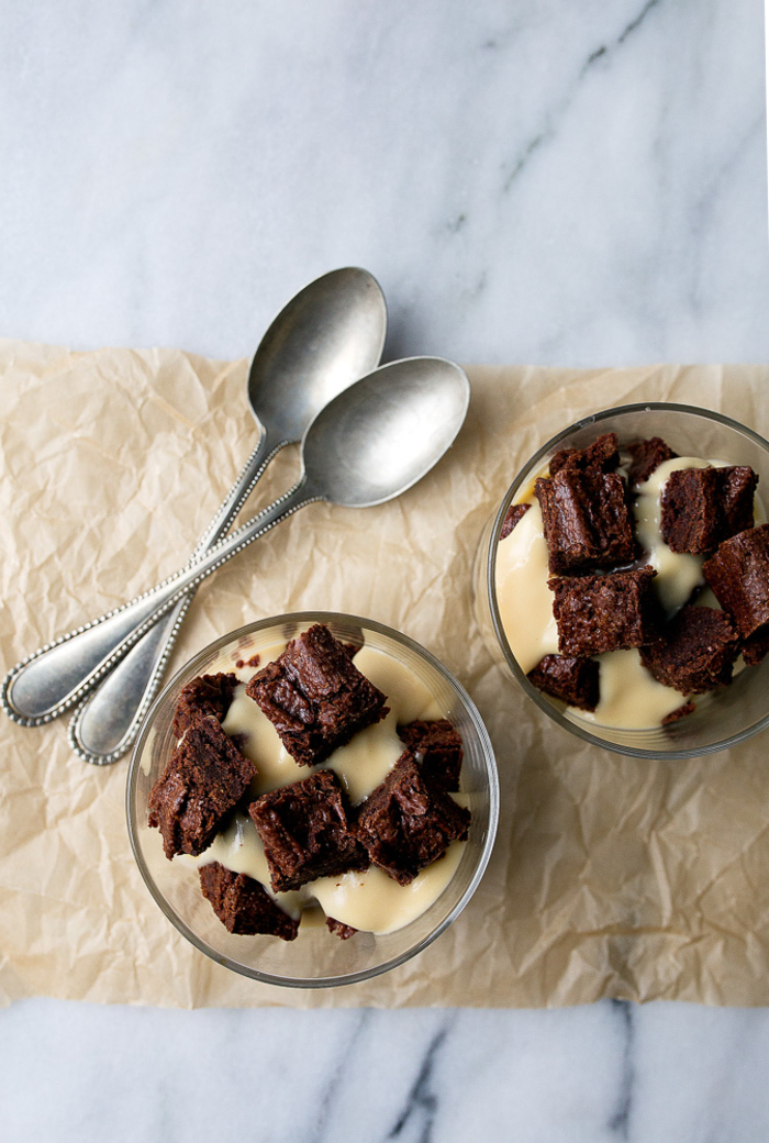 idée pour un dessert saint valentin léger à base de crème irlandaise servie avec des morceaux de brownie 