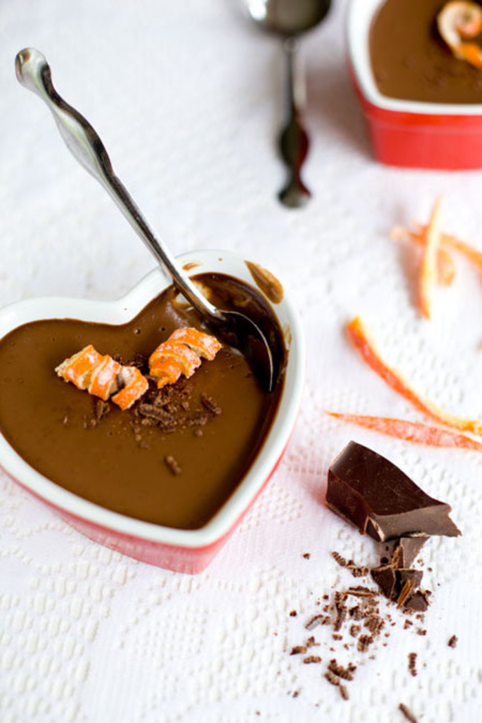 pudding au chocolat servi dans un ramequin en forme du coeur, dessert saint valentin rapide et facile