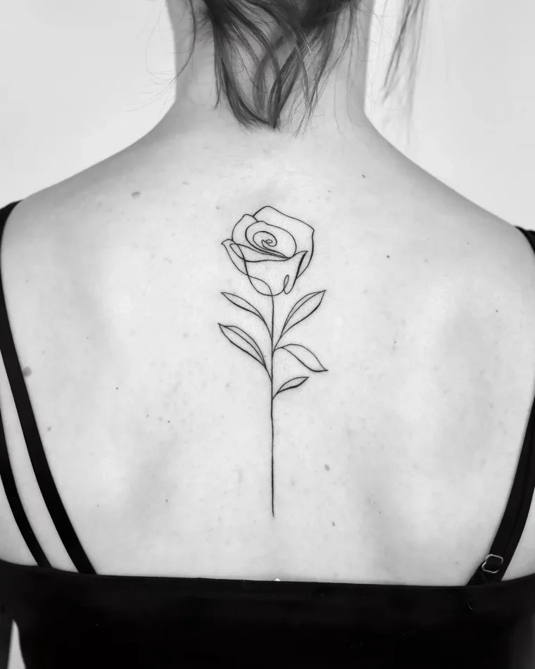 dessin en forme de rose sur le dos tatouage pour femme