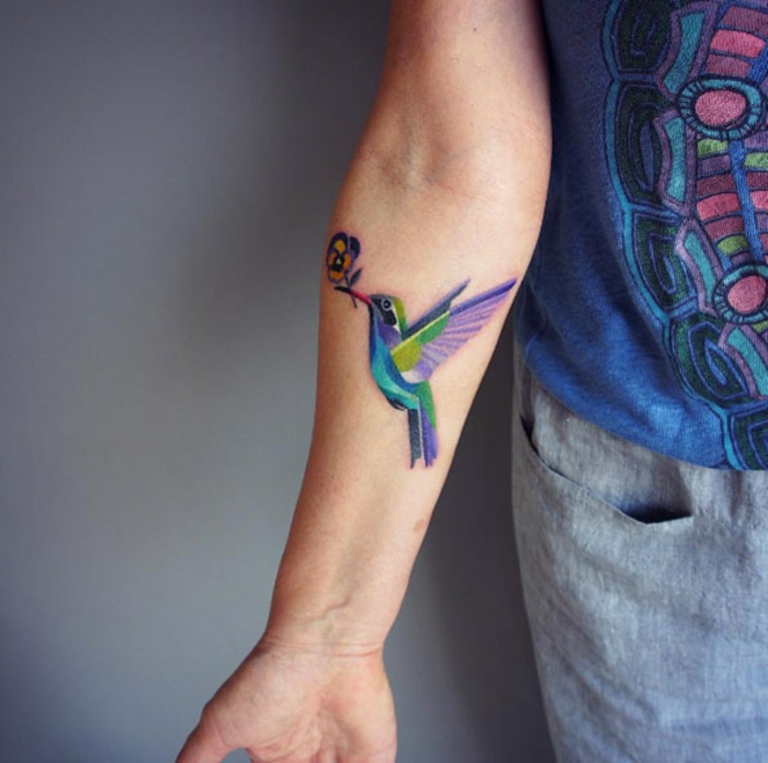 Tatouage sous la poitrine ou tatouage homme dos colibri avec fleur coloré dessin 