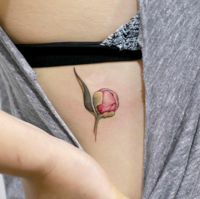 Pivoine sur le cote tatouage femme sous poitrine tatouage fleche homme