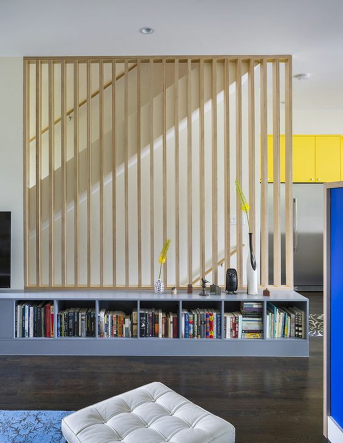 comment séparer les espaces, bibliothèque, meuble de séparation en bois clair, étagères en bleu pastel, sol recouvert en parquet marron foncé