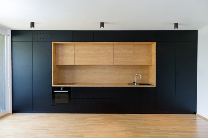 comment aménager une cuisine au plafond blanc et parquet bois avec meubles de cuisine de couleur noire matte