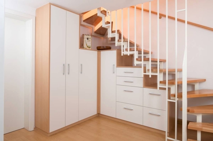 idée pour installer armoire sous pente et optimiser l'espace sous l'escalier bois et blanc