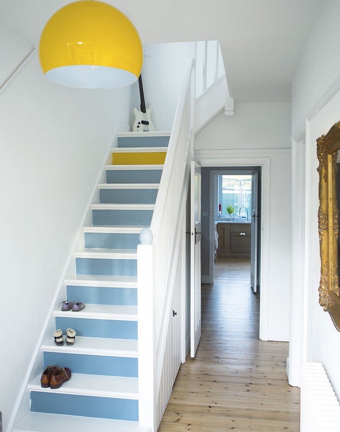 projet de renovation escalier à petit budget aves des touches de peinture pastel aux contremarches de l'escalier
