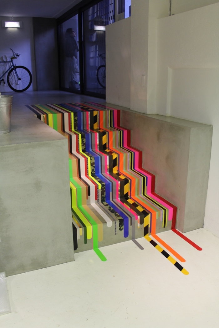 escalier gris dynamisé par des stickers escalier aux couleurs vibrantes et aux motifs graphique