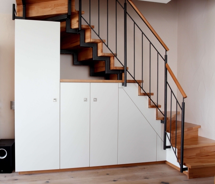 tendance intérieur en bois et noir matte avec rangement sous escalier aux armoires blanches
