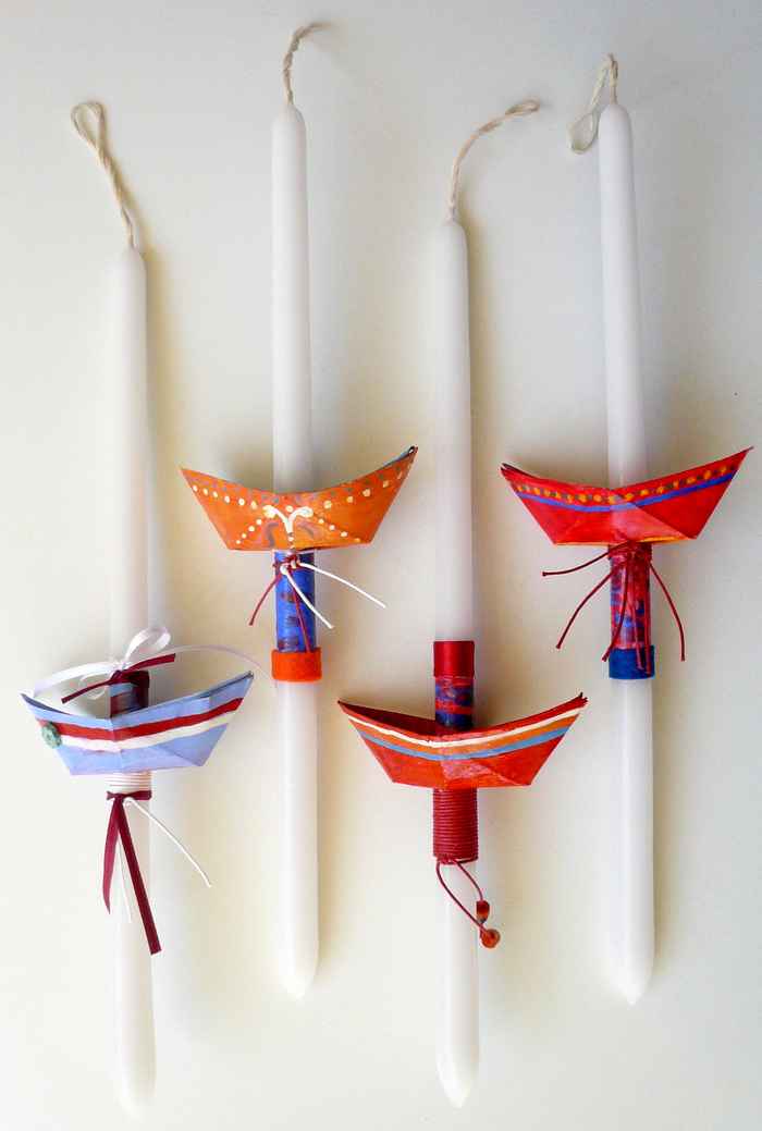 une déco origami originale pour une fête sur thème marin, des bougies décorées de petits bateaux origami 