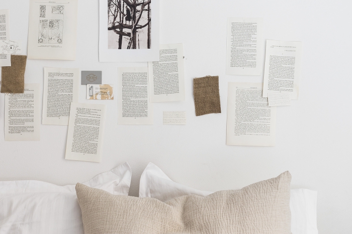 comment décorer les murs dans la chambre ado avec pages de journaux et livres, activité créative en papier
