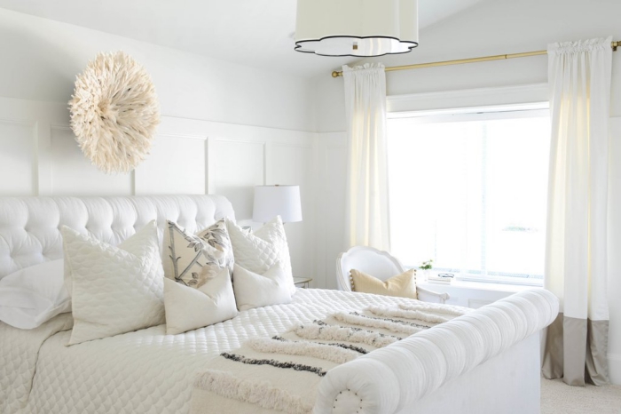 meuble chambre blanche à design cocooning avec déco murale à imitation pouf en faux fur beige et coussins