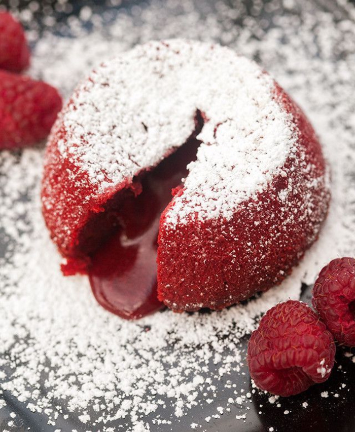 un dessert saint valentin pour deux idéale pour la fin du diner romantique, mini-cake lava au coeur fondant