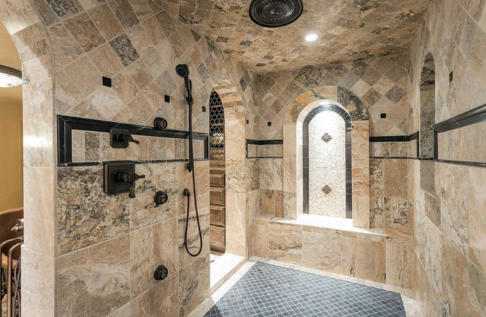 grande salle d'eau avec une douche pluie, carrelage en travertin, sol mosaique