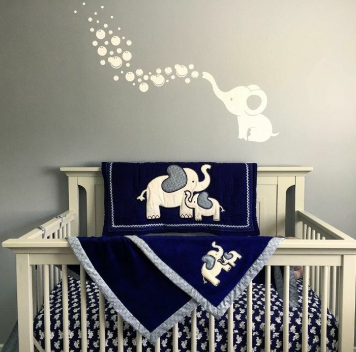 déco chambre bébé en bleu et gris, plaid aux éléphants blancs, peinture murale gris pâle