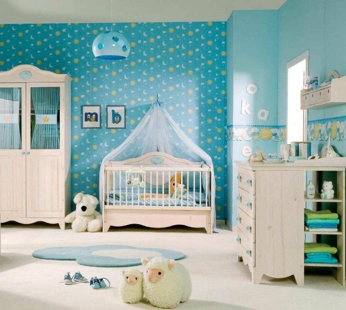 déco chambre bébé, lampe bleue, tete de lit en tulle, commode et armoire shabby
