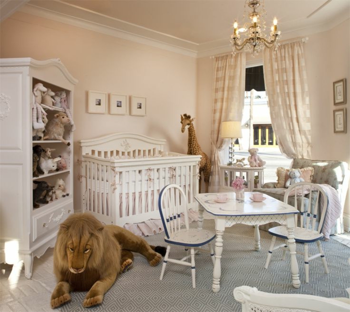 déco chambre bébé charmante, plafonnier baroque, armoire et lit peints blancs