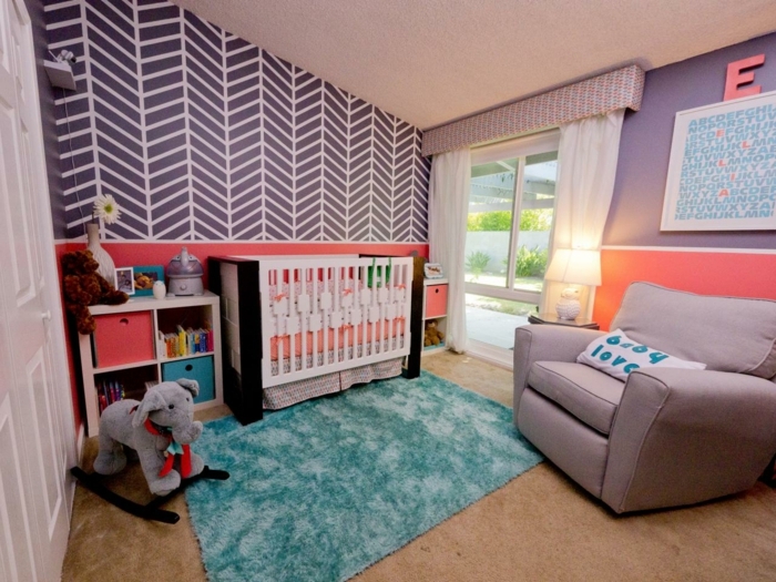 déco chambre bébé, fauteuil gris, tapis bleu, papier peint géométrique, éléphant berçant
